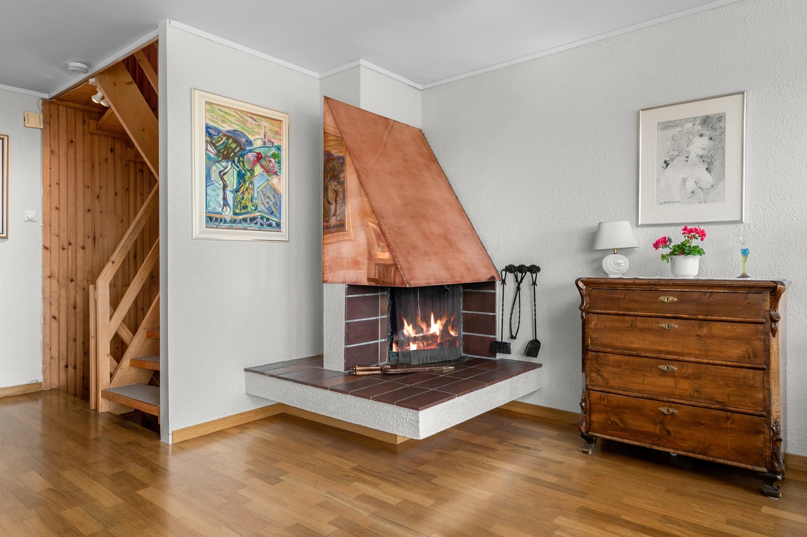 Koselig og stemningsskapende peiskrok på stua. Galleribilde