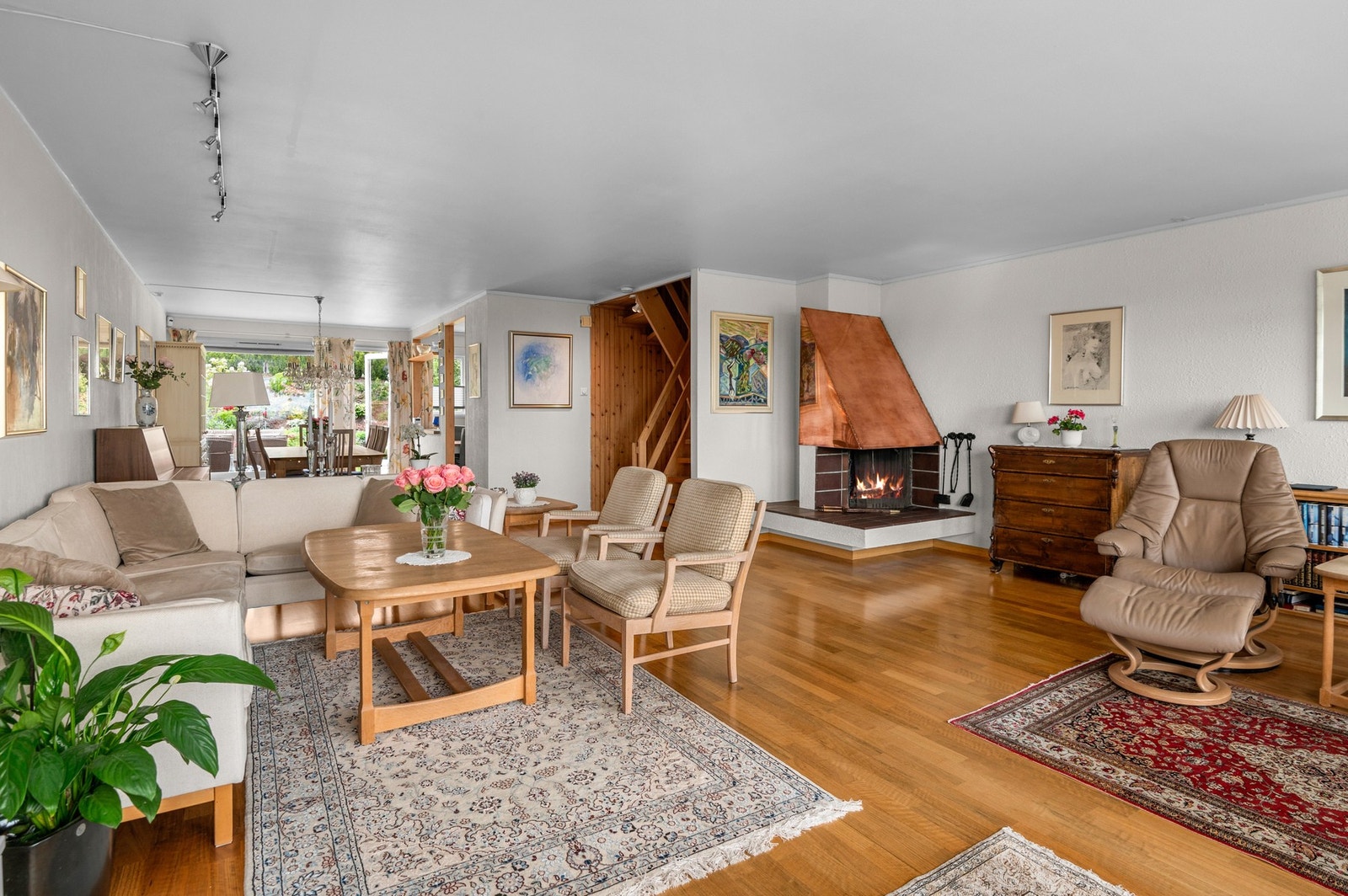 Stua har gjennomlys, og har en form som gjør den enklere å møblere i flere soner. Galleribilde