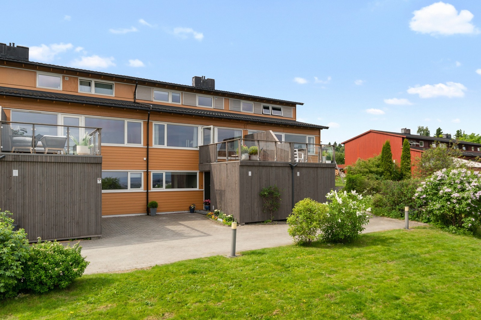Det ble skiftet kledning på boden, og etablert balkong over i 2016. Alle vinduer på denne siden av huset er skiftet i senere år, og drenering ble utbedret i 2010. Galleribilde