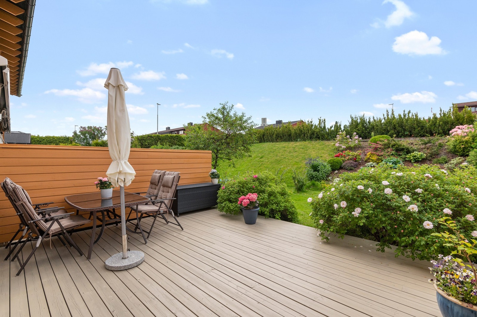 God plass til både grill og sittegrupper på baksiden av huset. Galleribilde