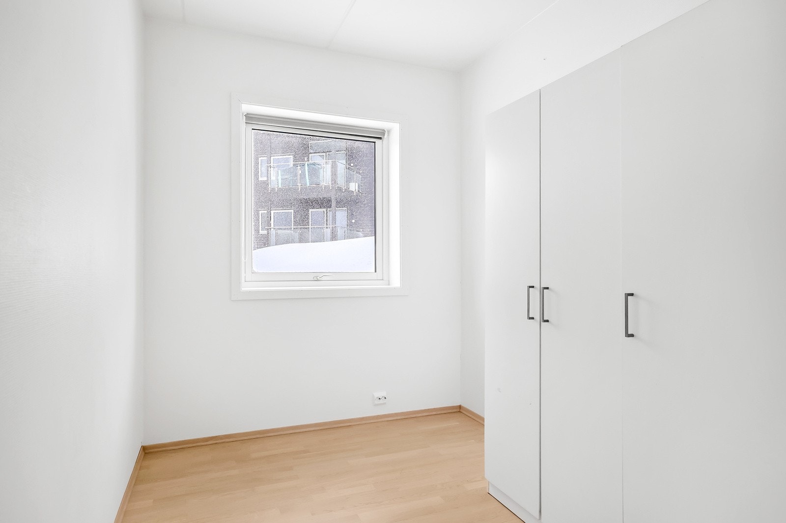 Innredet bod med vindu og garderobeskap Galleribilde