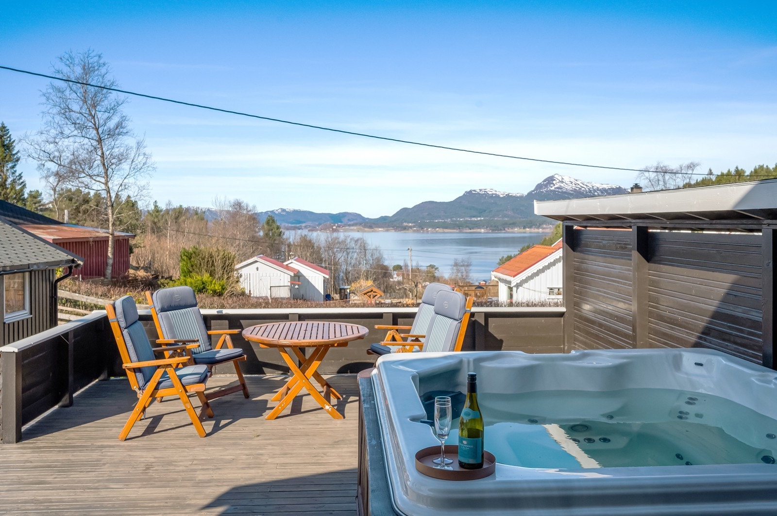 Utgang fra stue til vestvendt terrasse med jacuzzi som medfølger i handelen. Galleribilde