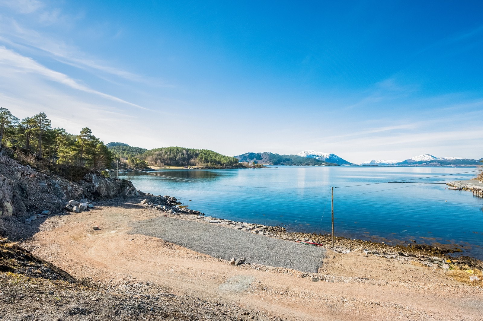 Kjøper har mulighet til å kjøpe nausttomt nede ved sjøen. Tomten er gjort klar for bygging av naust. Galleribilde