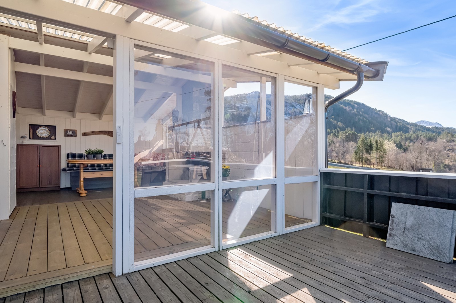 Uteområdene ligger fint til med terrasse og plenareal på store deler av tomten. Galleribilde