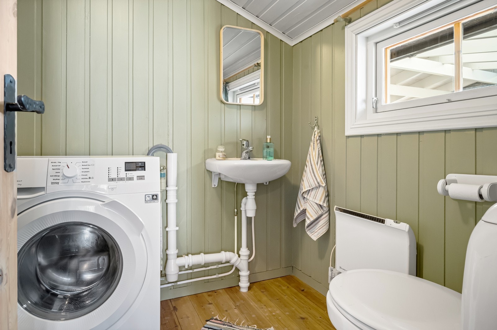 WC-rom med opplegg til vaskmaskin. Galleribilde