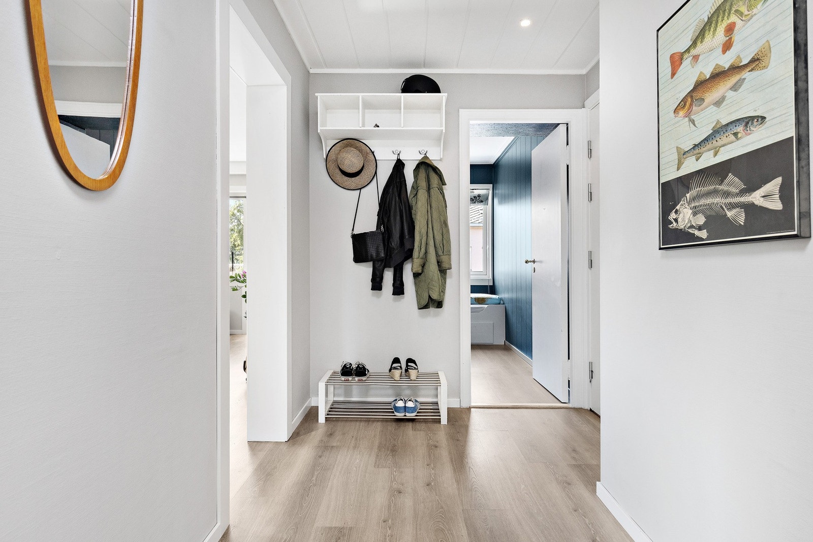 I gangen er det praktisk oppbevaringsmuligheter for sko og yttertøy. Det medfølger bod både på loft og i kjeller. Galleribilde