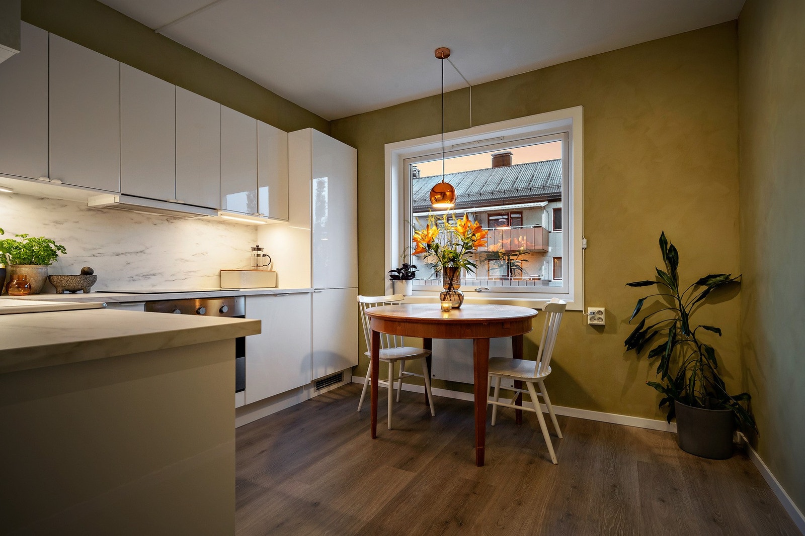 Leiligheten har nye gulv fra 2020 samt at leiligheten ble malt opp av dagens eier i samme periode. Galleribilde