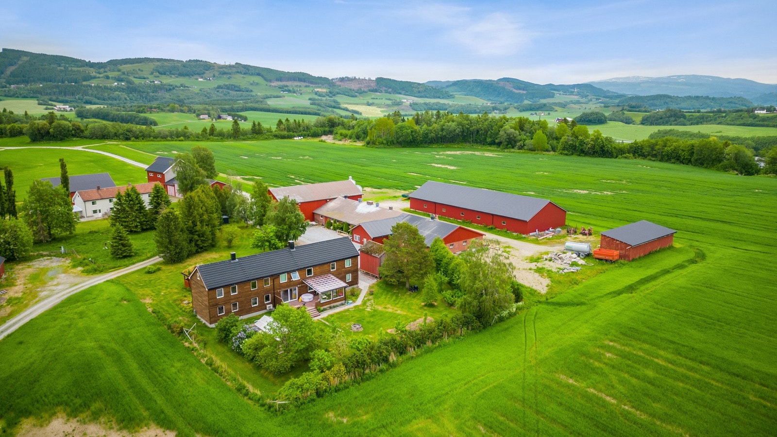 Jorda ligger rundt tunet - Lettdrevet. Galleribilde