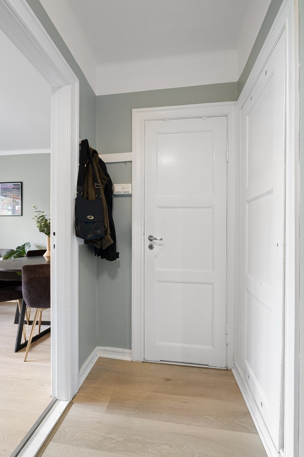 Innbydende entré med adkomst til bad og innvendig bod Galleribilde