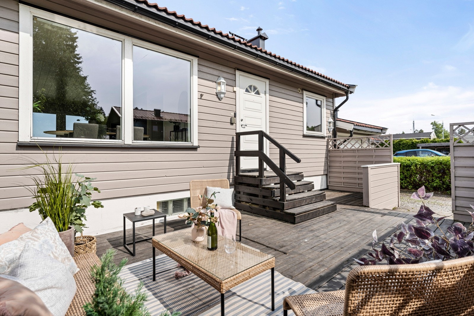 Moderne og gode farger. Terrasse med flere muligheter for møblering og soner Galleribilde