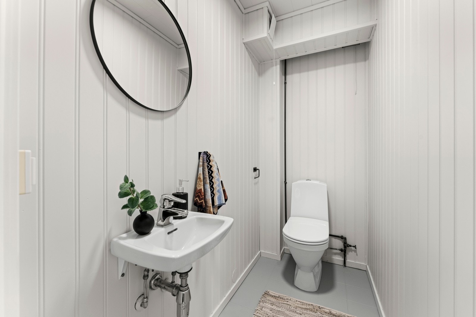 Wc i lyse farger og med god plass Galleribilde