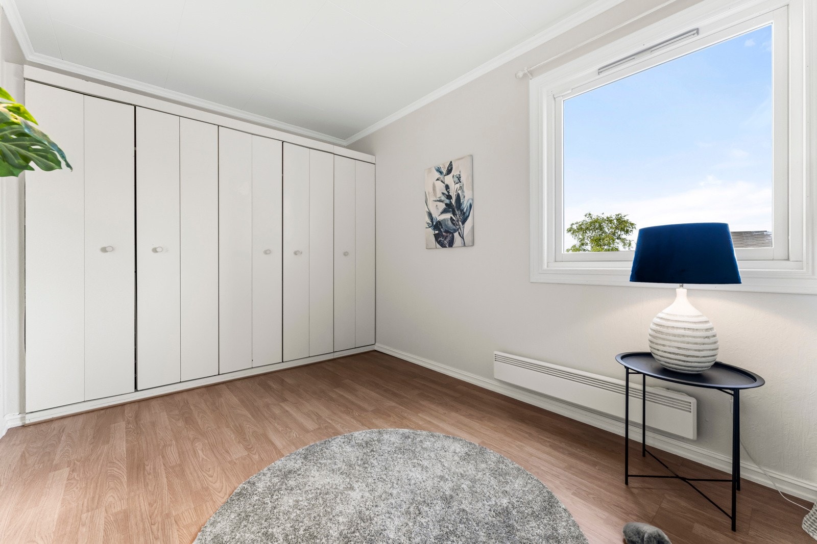 Soverom nr 2 har også en større garderobe Galleribilde