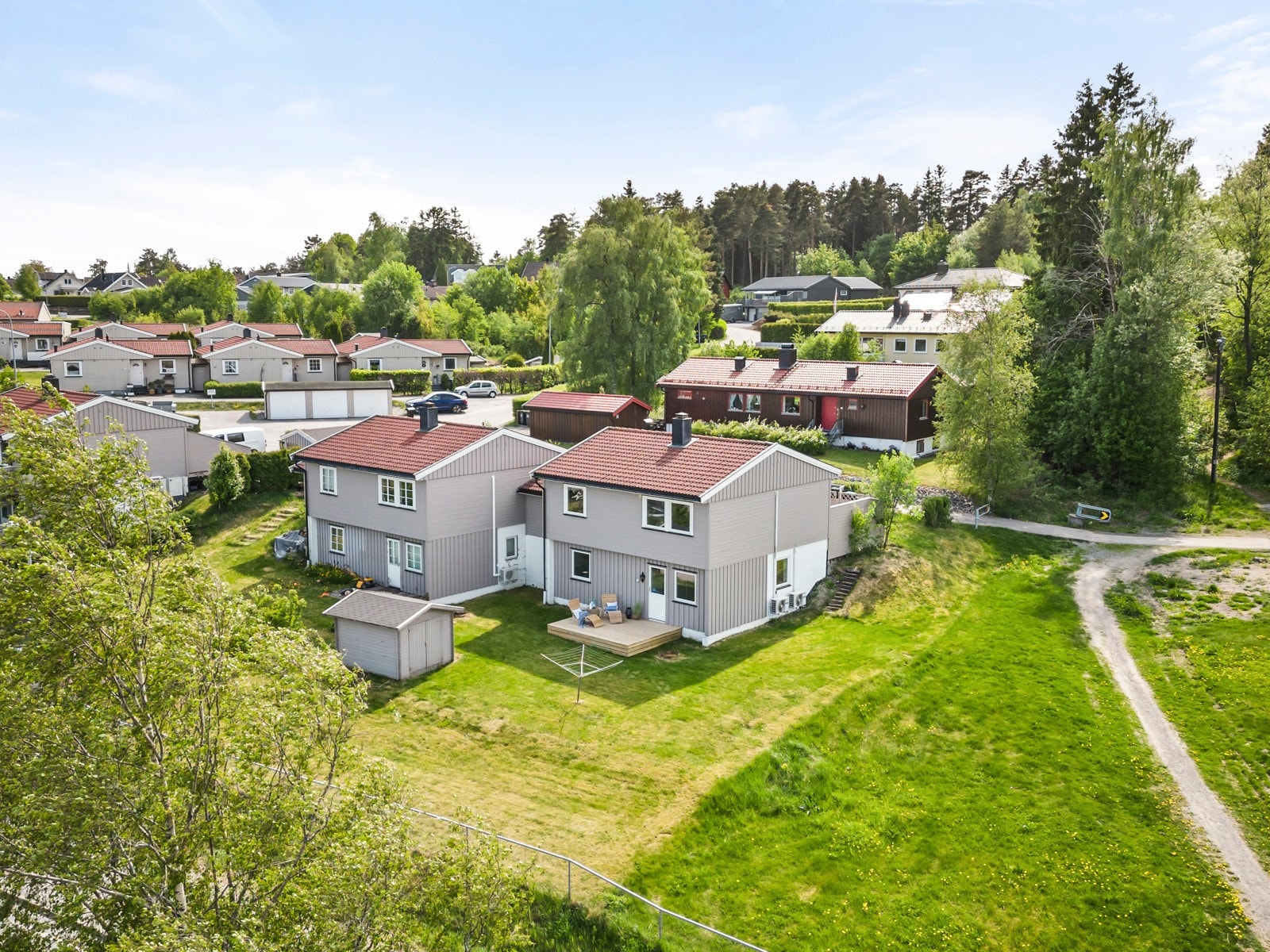Stor gressplan og mye boltreplass for familien Galleribilde