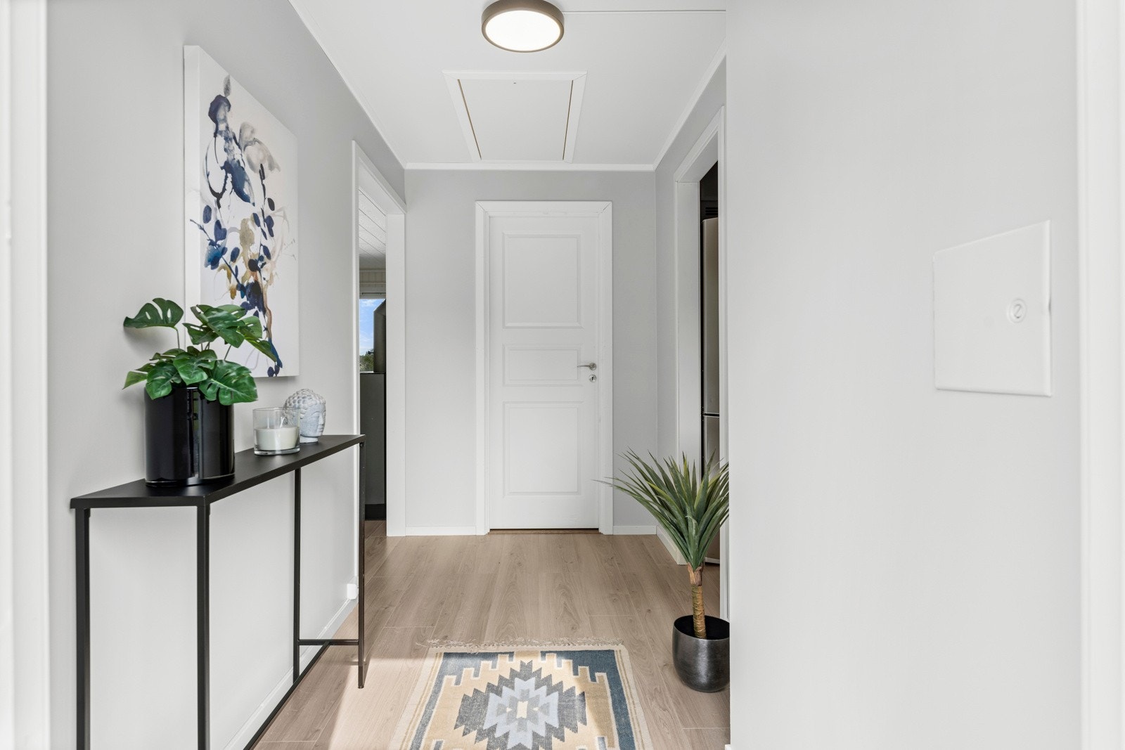 Lys og pen entrè med god plass til oppheng av yttertøyet Galleribilde