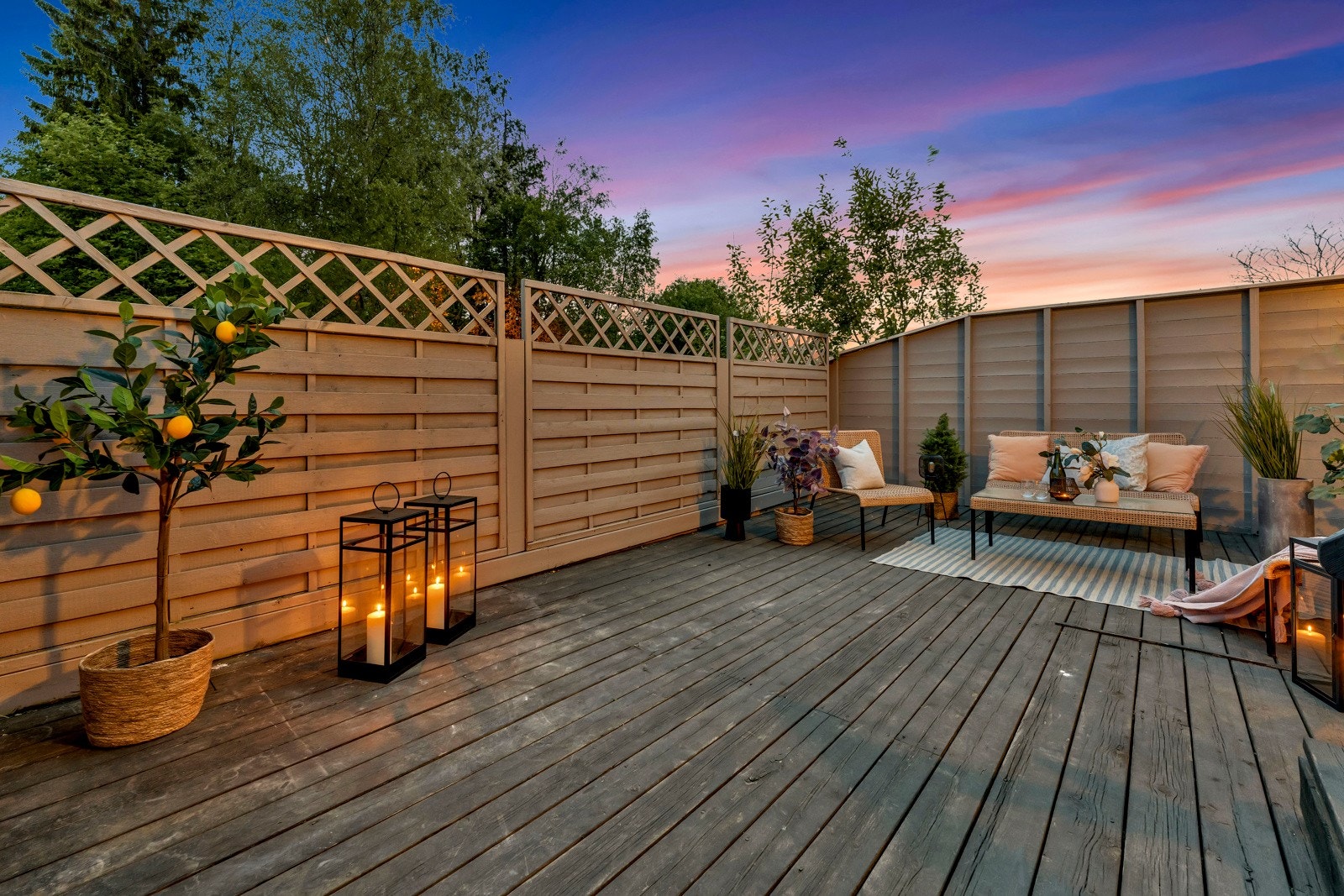 Uteplassen har god plass til grill, spisegruppe, lounge mm Galleribilde