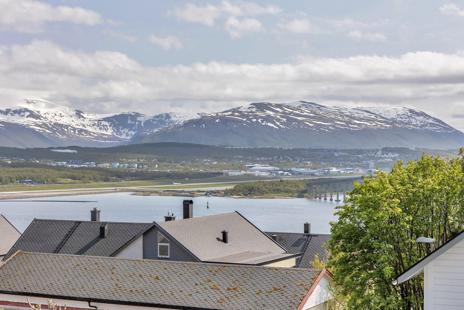 Tromsøya med Tromsdalen og Tromsdalstinden i bakgrunnen.