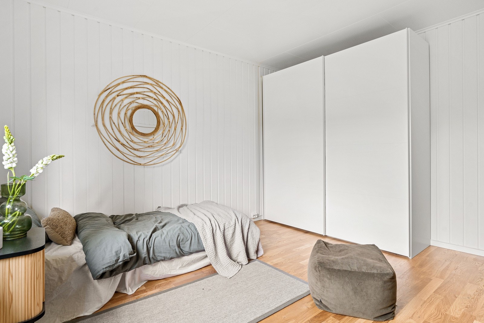 Dette soverommet er også av god størrelse med plass til stor seng og rikelig med klesoppbevaring. Galleribilde
