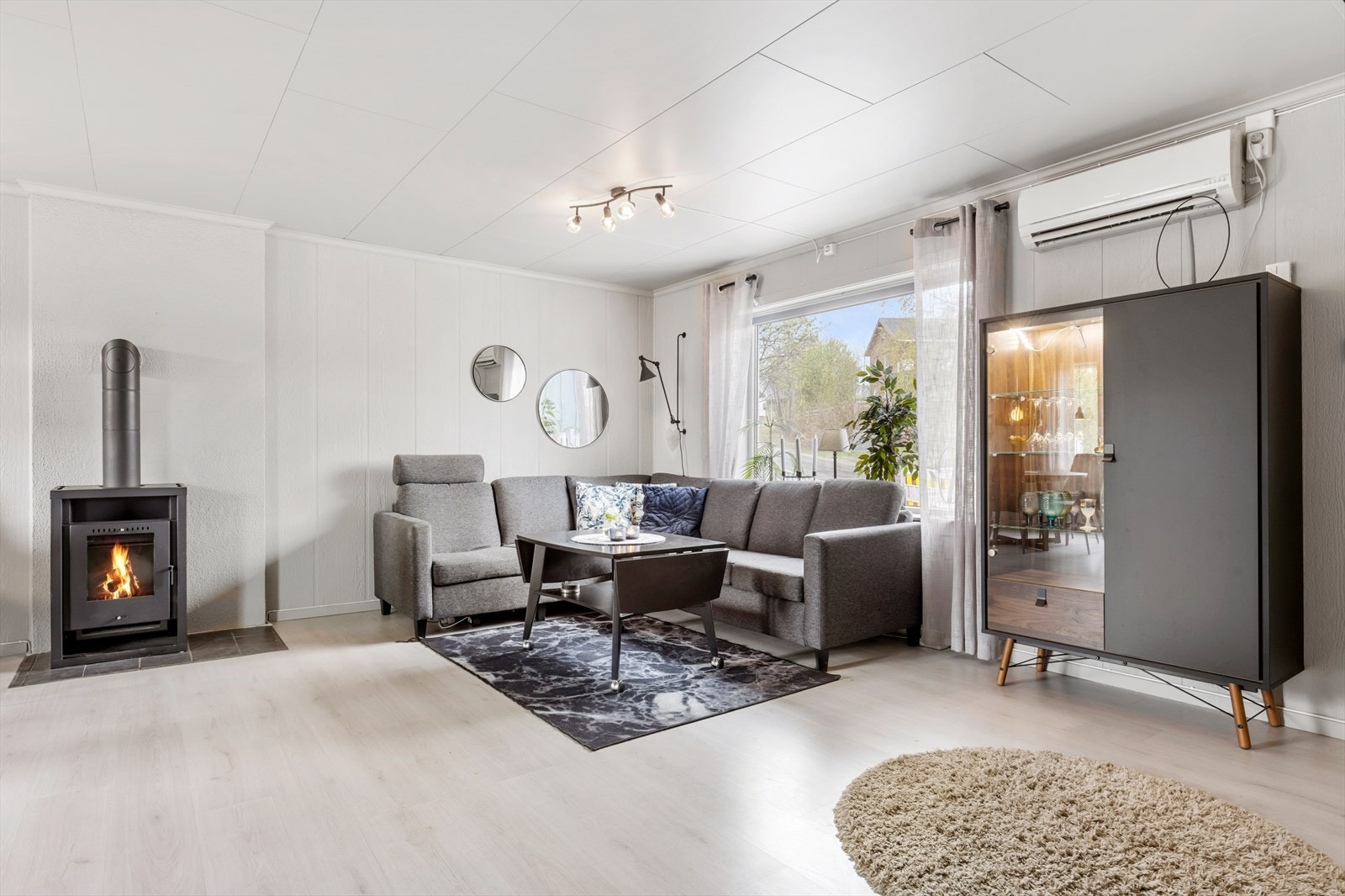 Oppvarming med varmepumpe, og ekstra lunt med vedovn på de kaldeste dagene Galleribilde