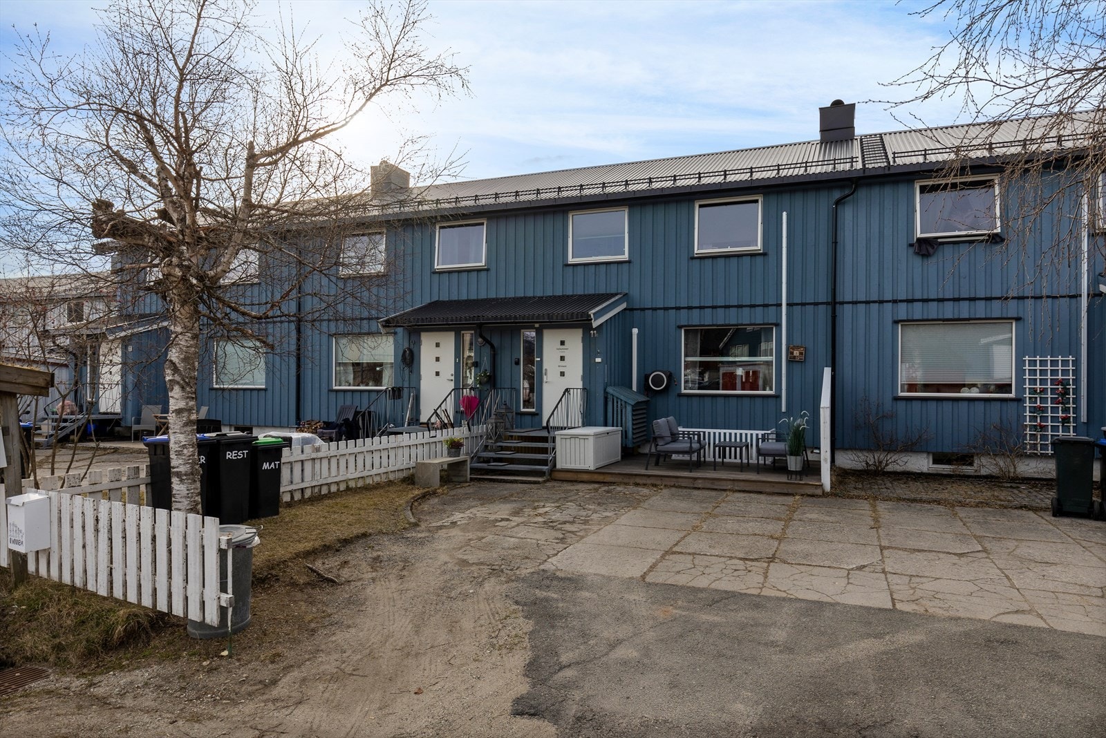 På gårdsplassen er det plass til parkering Galleribilde