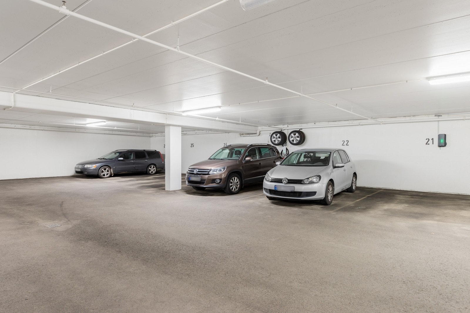 Leiligheten disponerer 2 P-plasser i oppvarmet P-kjeller. En av plassene har El-bil lader. Galleribilde
