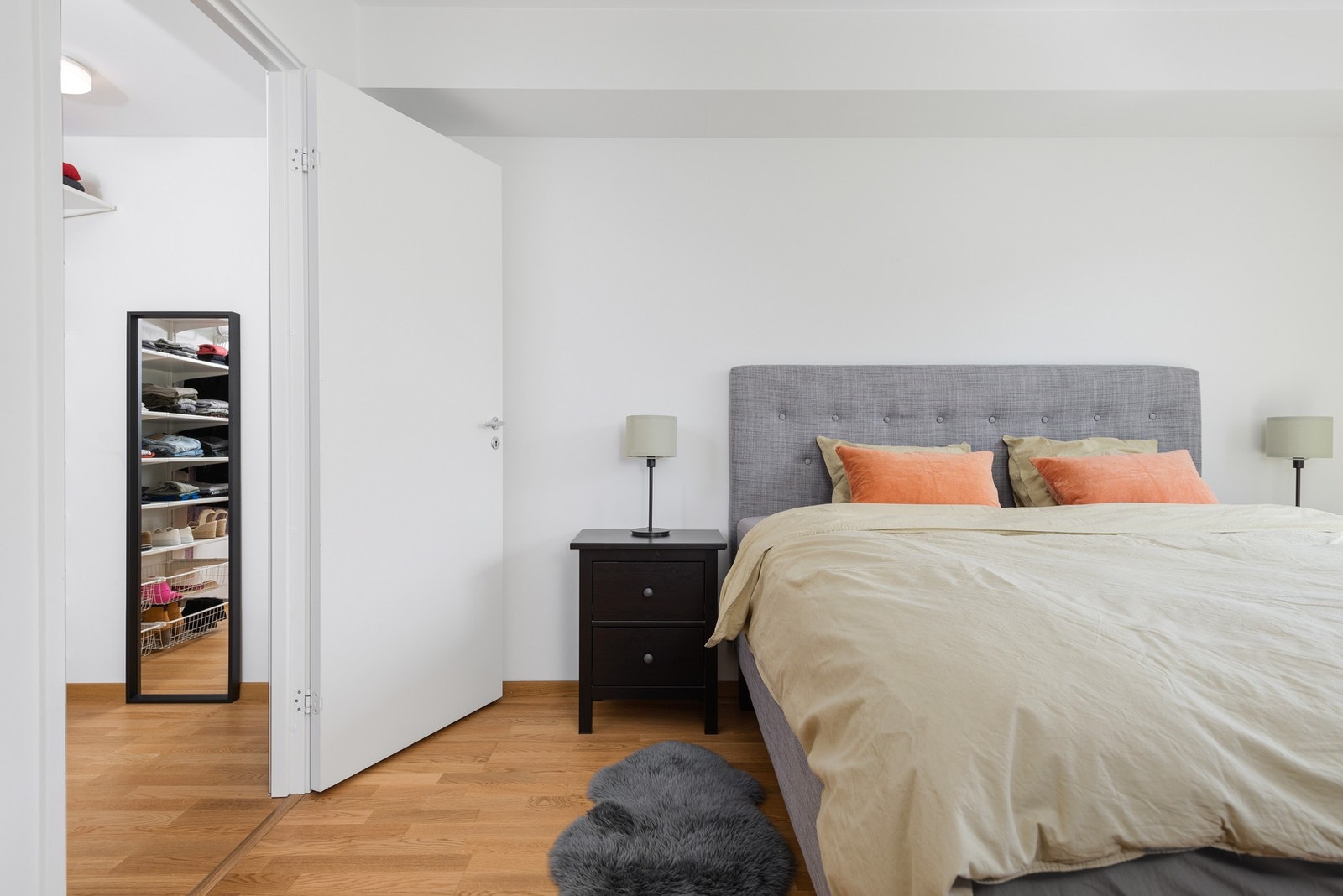 På hovedsoverommet har du romslig walk-in garderobe Galleribilde