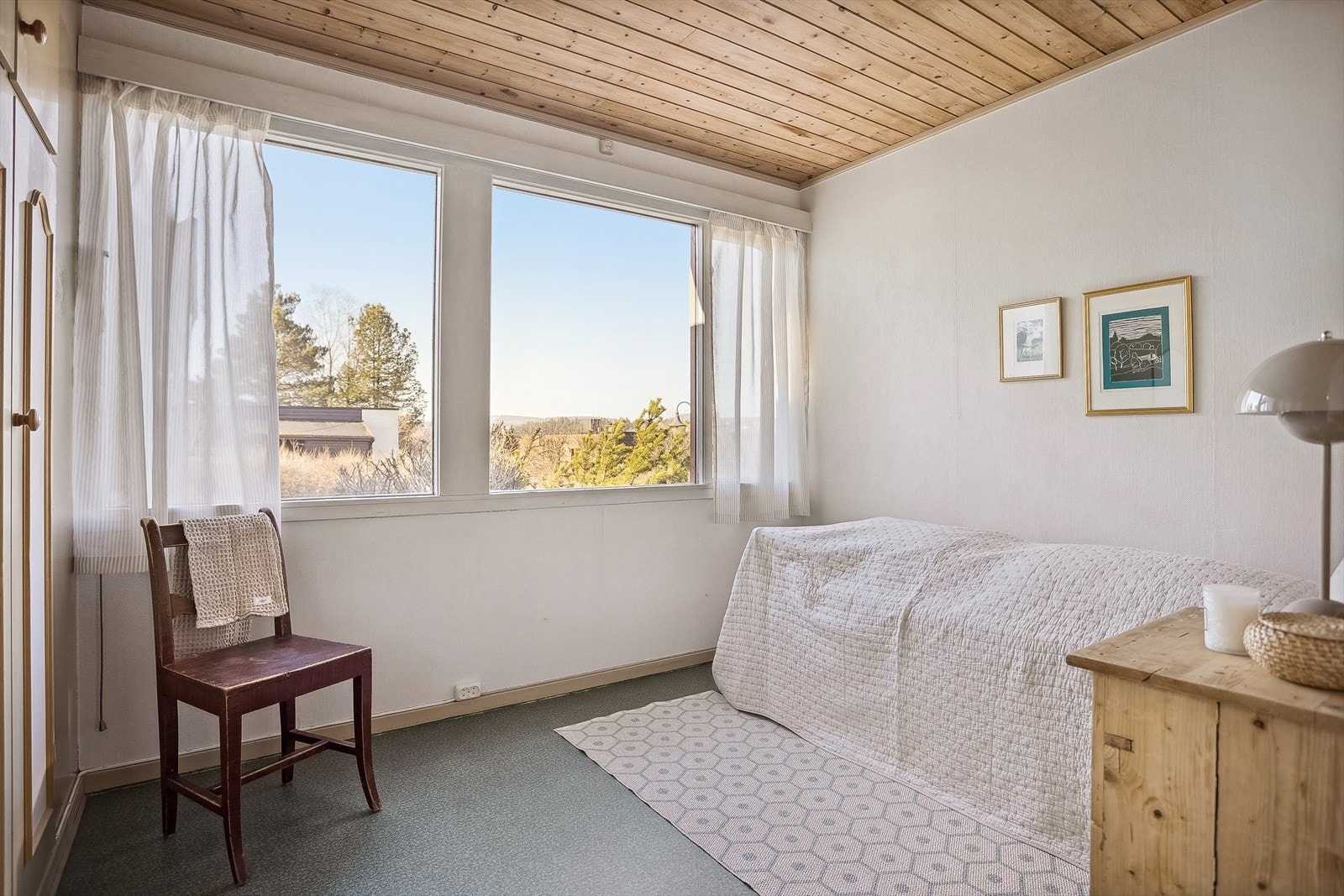 1.etasje: Soverom på ca. 8,5 m² med plassbygde garderobeskap. Galleribilde