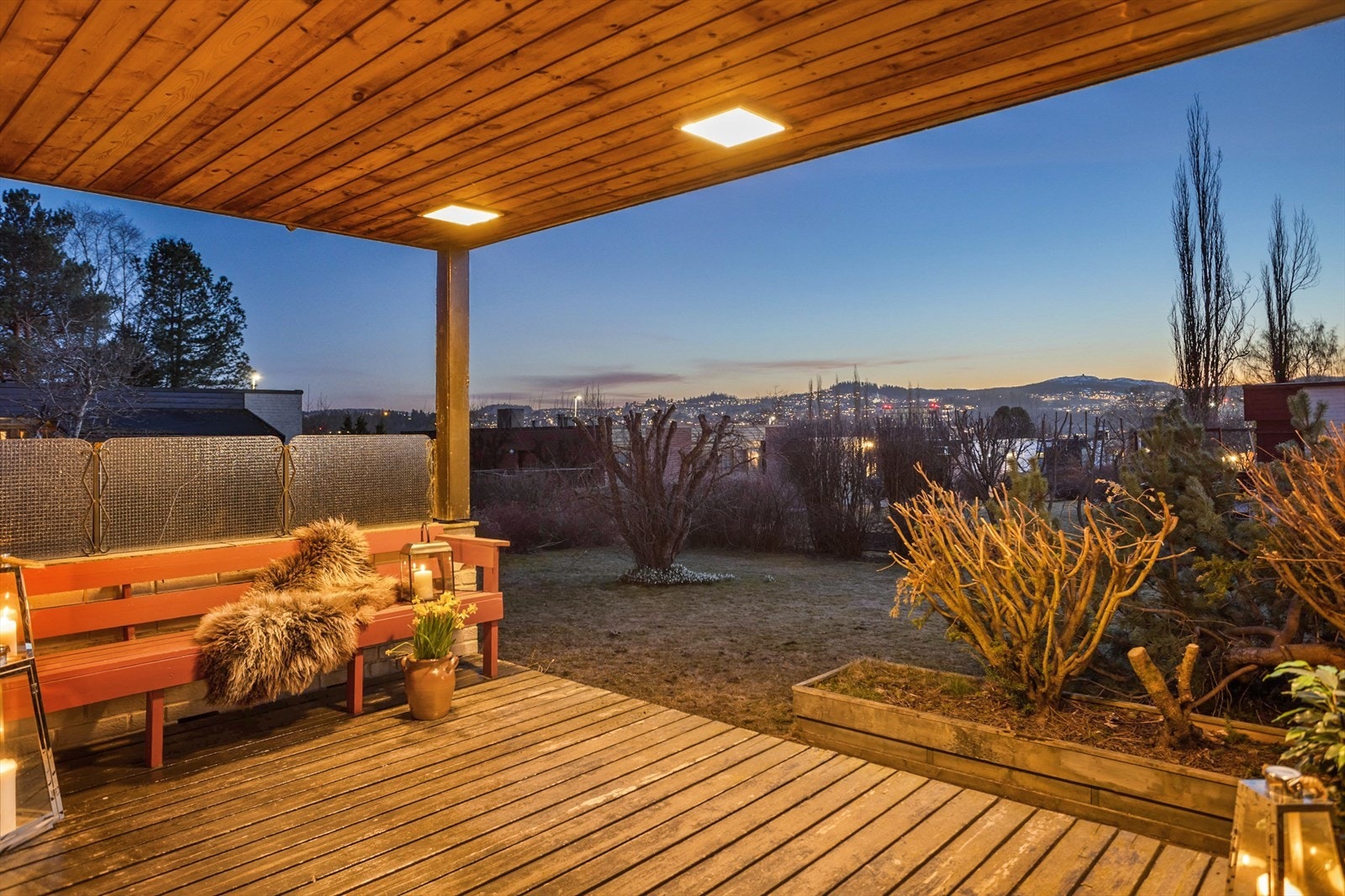 Utsikten er meget flott fra den overbygde terrassen på ca. 10 m². Galleribilde