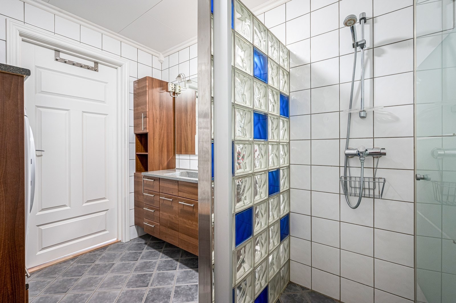 Elektriske varmekabler i gulvet på badet. Galleribilde