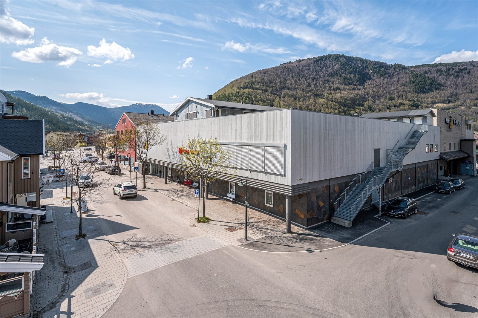 Nærområde/fasade - velkommen til en trivelig visning, husk påmelding eller kontakt megler for avtale. Galleribilde