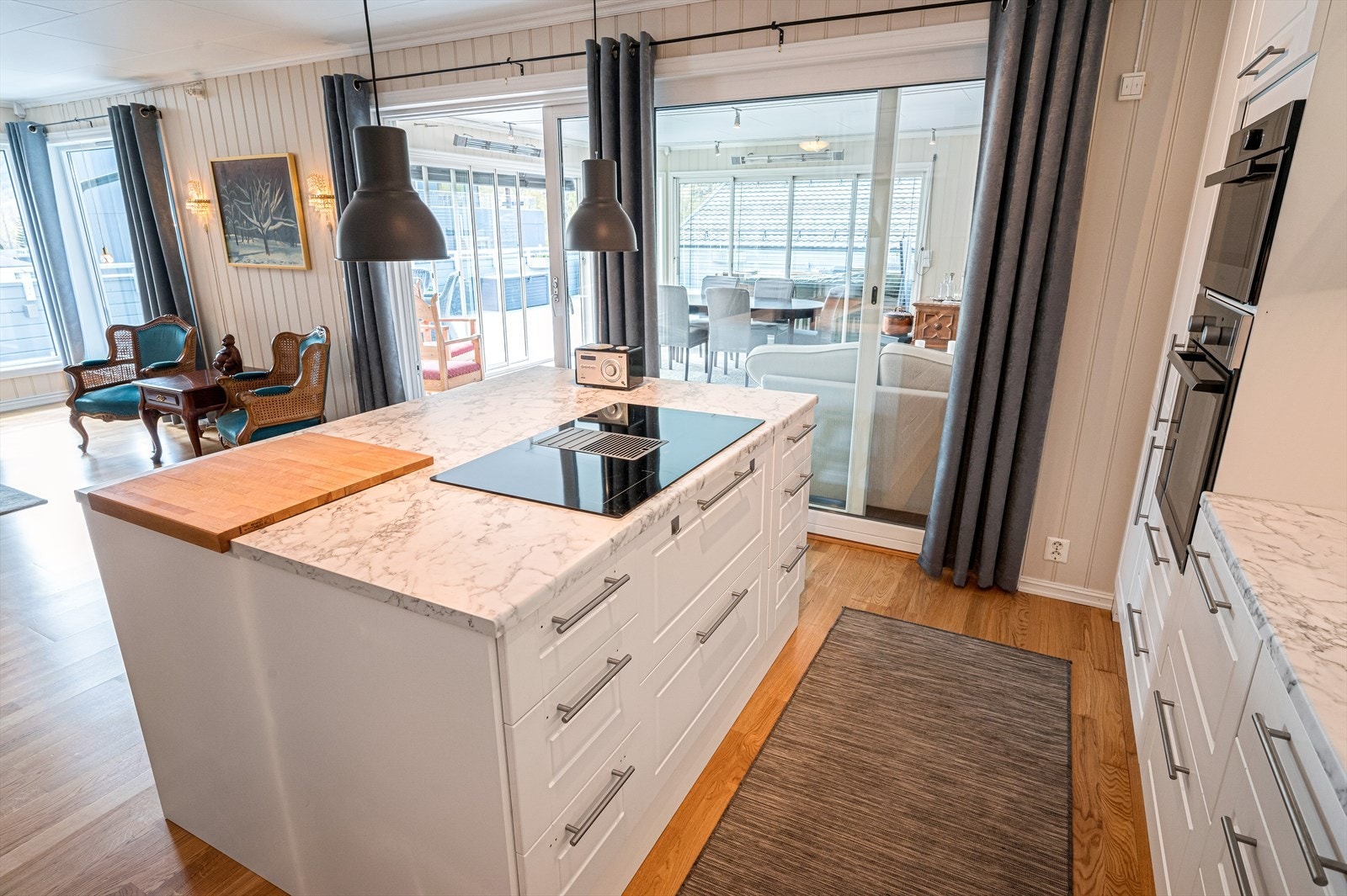 Det er godt med skap- og benkeplass på kjøkkenet. Galleribilde