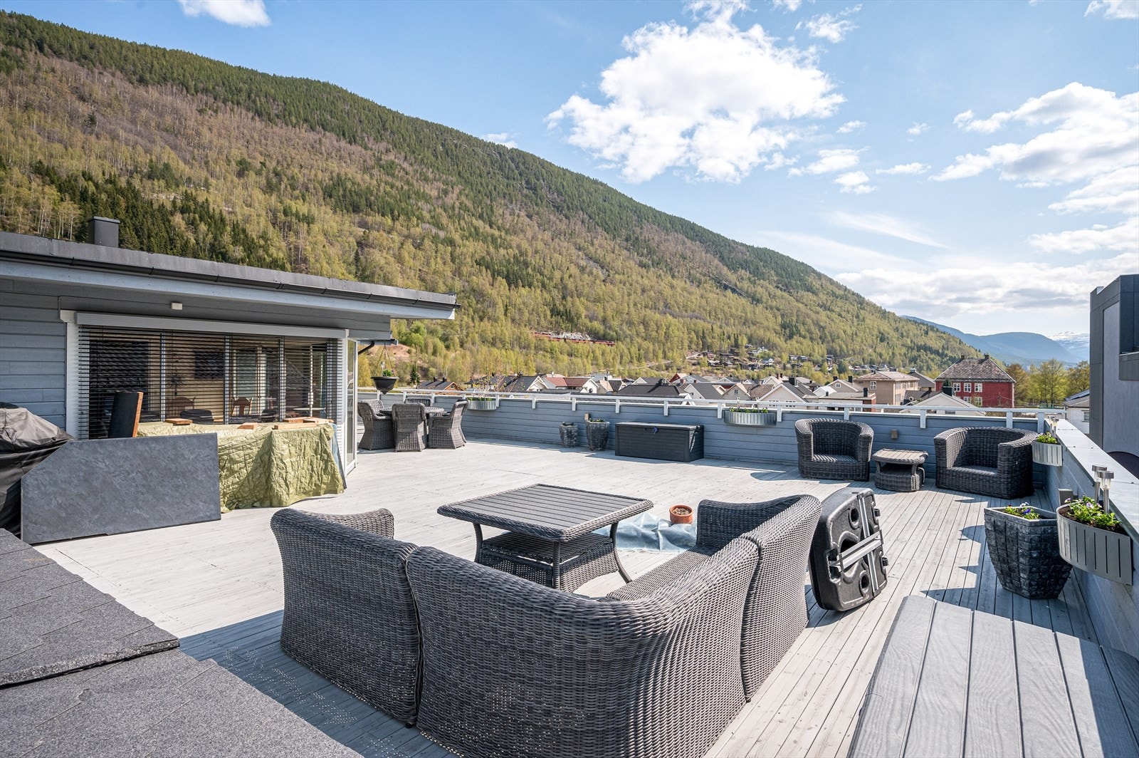 Leiligheten ligger på toppen av Ottatunet med stor, privat terrasse på ca. 100 kvm. Galleribilde
