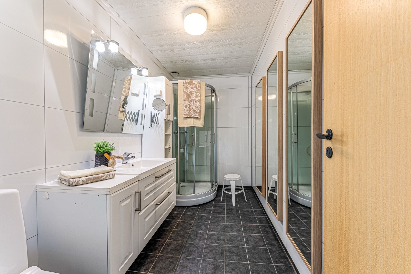 Badet har flislagt golv med varmekablar Galleribilde