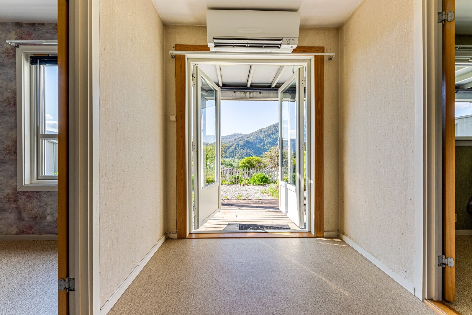 Frå gangen er det tilkomst til terrasse og hage Galleribilde