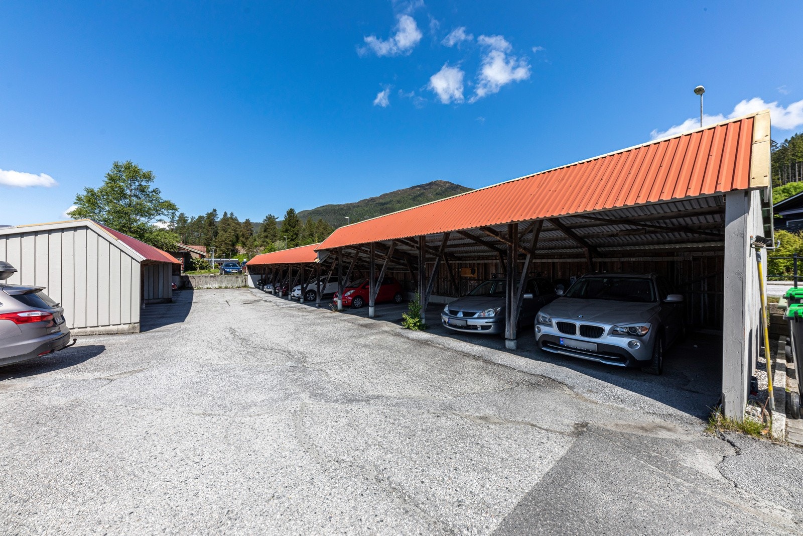 Parkering i carport like ved Galleribilde