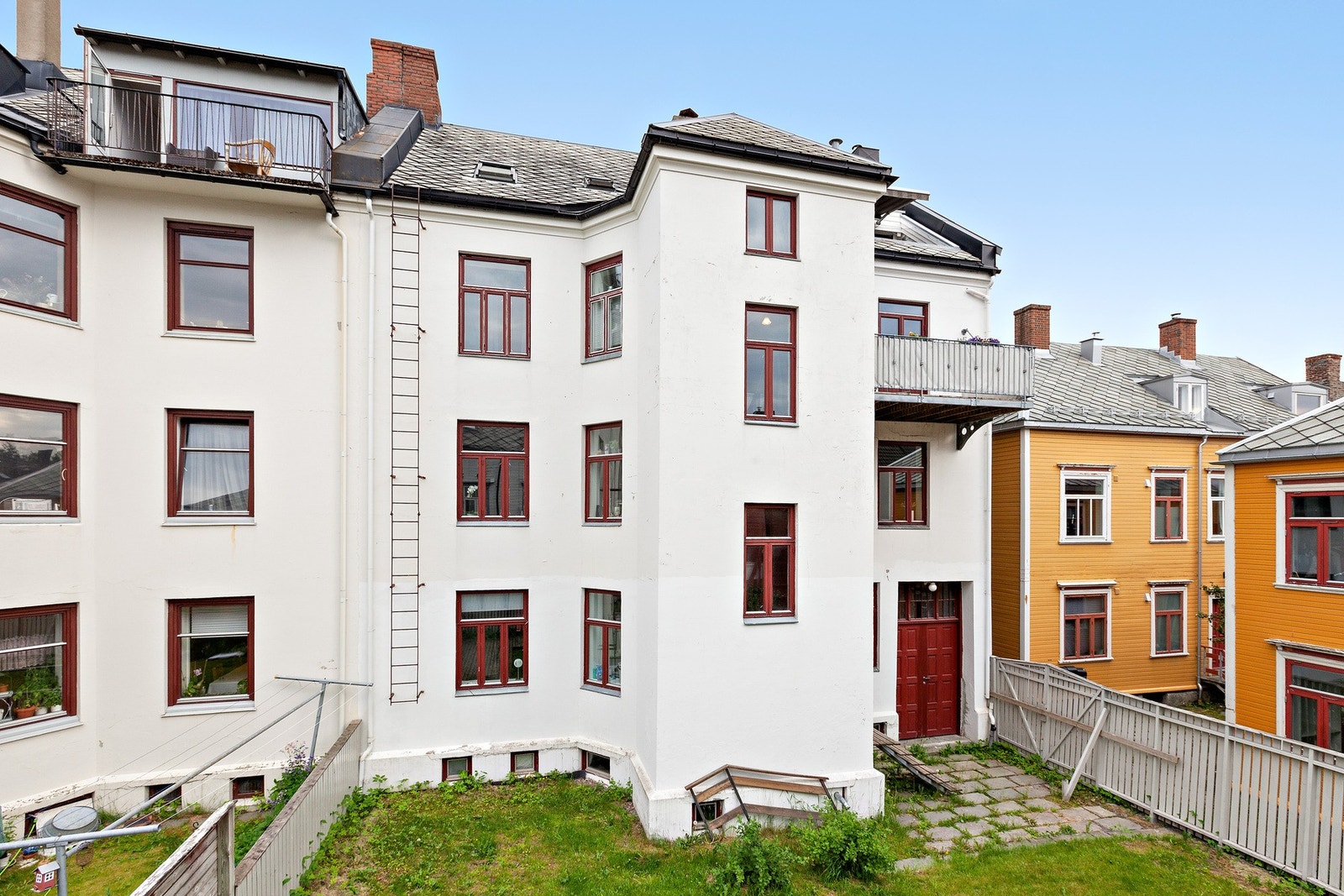 Her har du tilgang på en solrik, felles bakgård. Leiligheten disponerer også en bod i kjeller. Galleribilde