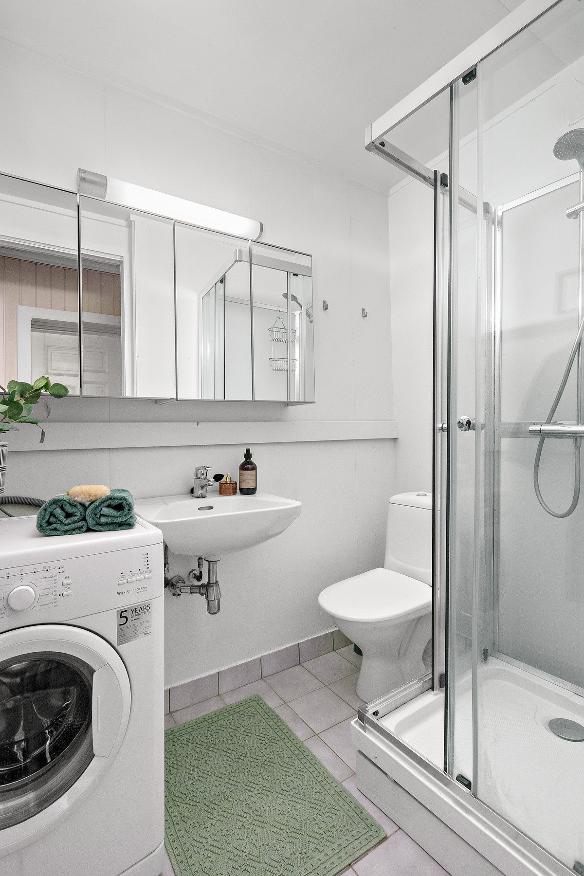 Badet er på 3,5 kvm og utstyrt med servant, wc, opplegg til vaskemaskin og dusjkabinett. Galleribilde