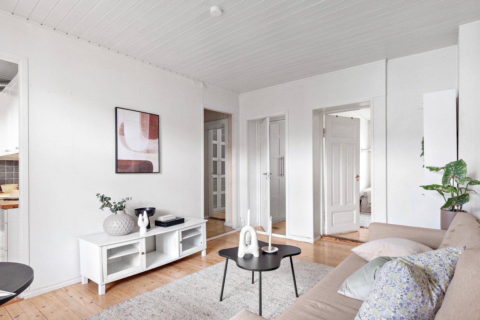 Leiligheten ligger sentralt til på Øvre Møllenberg, en kort gåtur fra Solsiden. Galleribilde