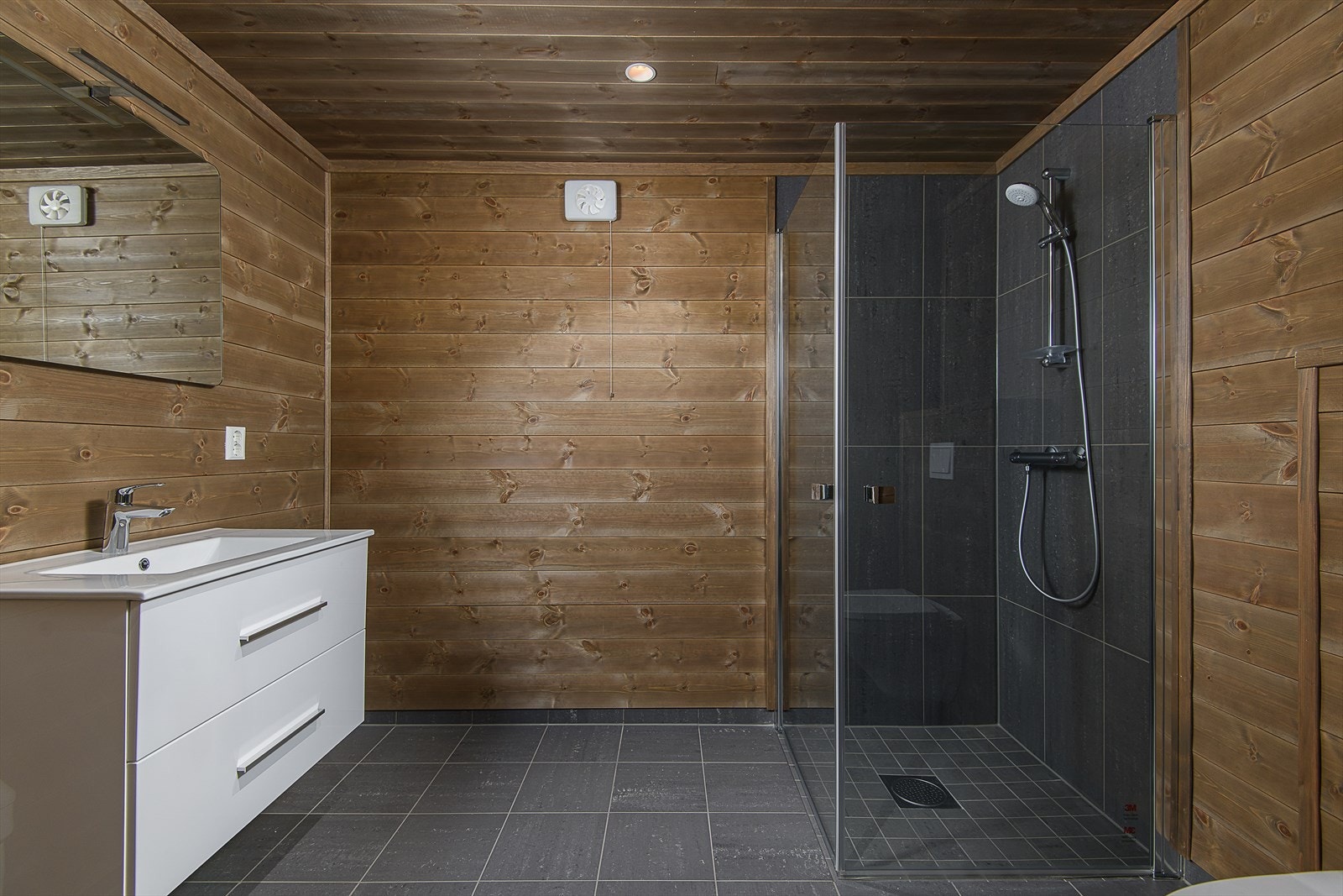 Delikat flislagt baderom med panel på vegger i fine fine fargekombinasjoner Galleribilde