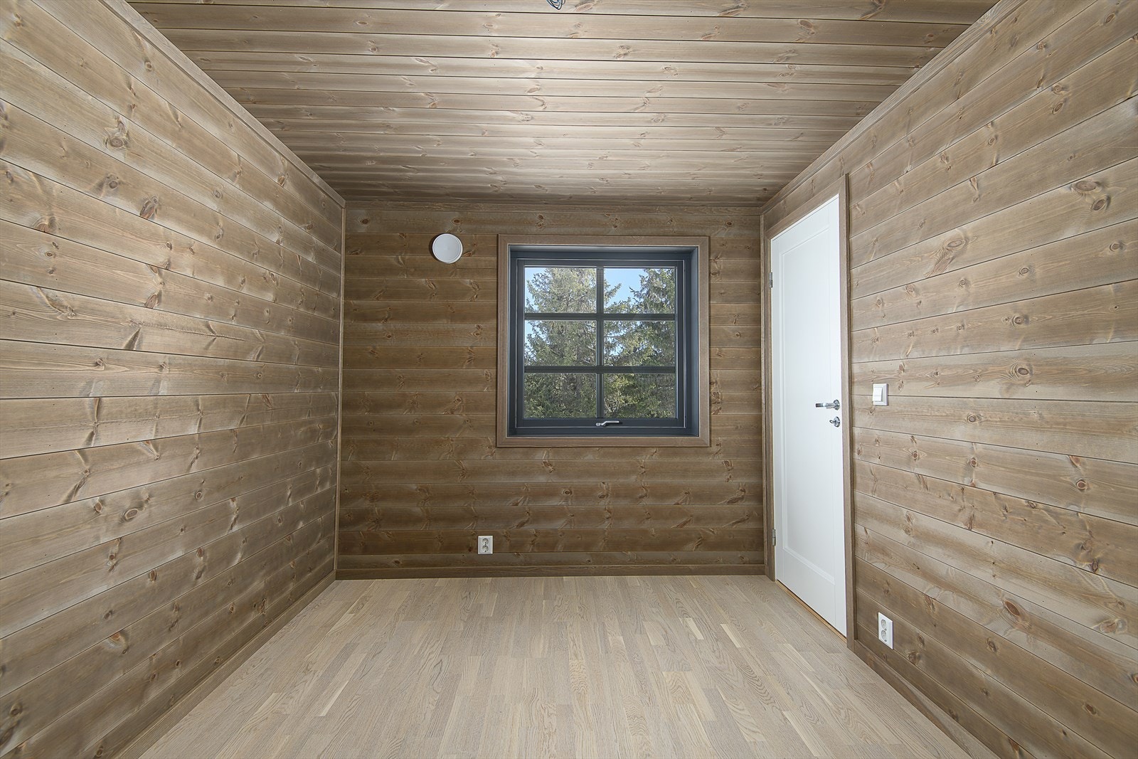 Det er parkett og beiset panel i alle rom Galleribilde