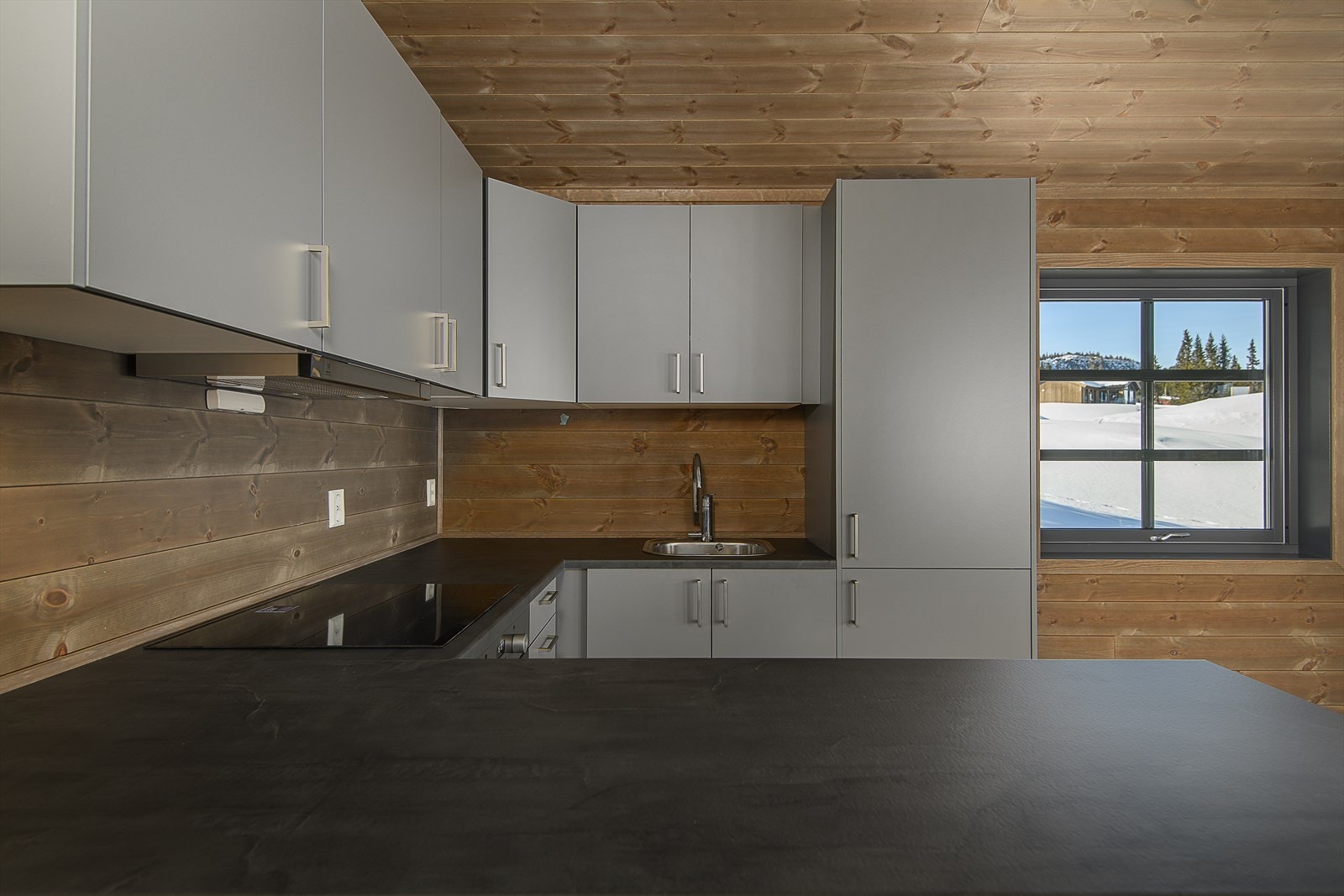 Det er god benkeplass og integrerte hvitevarer Galleribilde