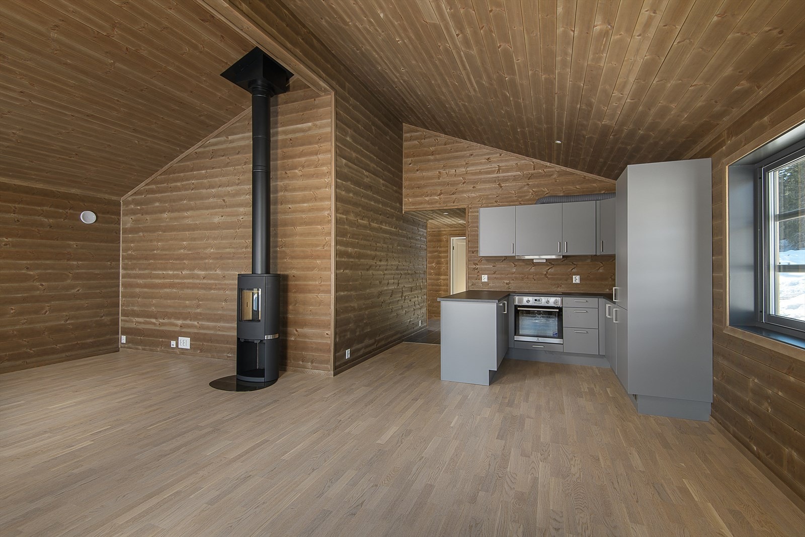 Innbydende og romslig stue og kjøkken i åpen løsning Galleribilde