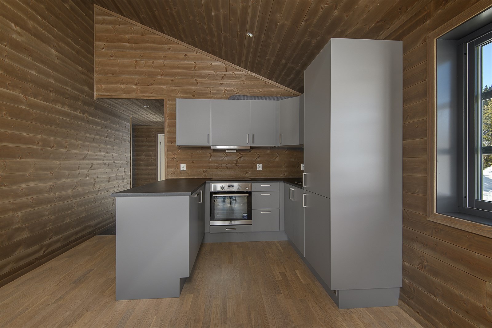 Stilrent kjøkken i U-form med åpen løsning til stue Galleribilde