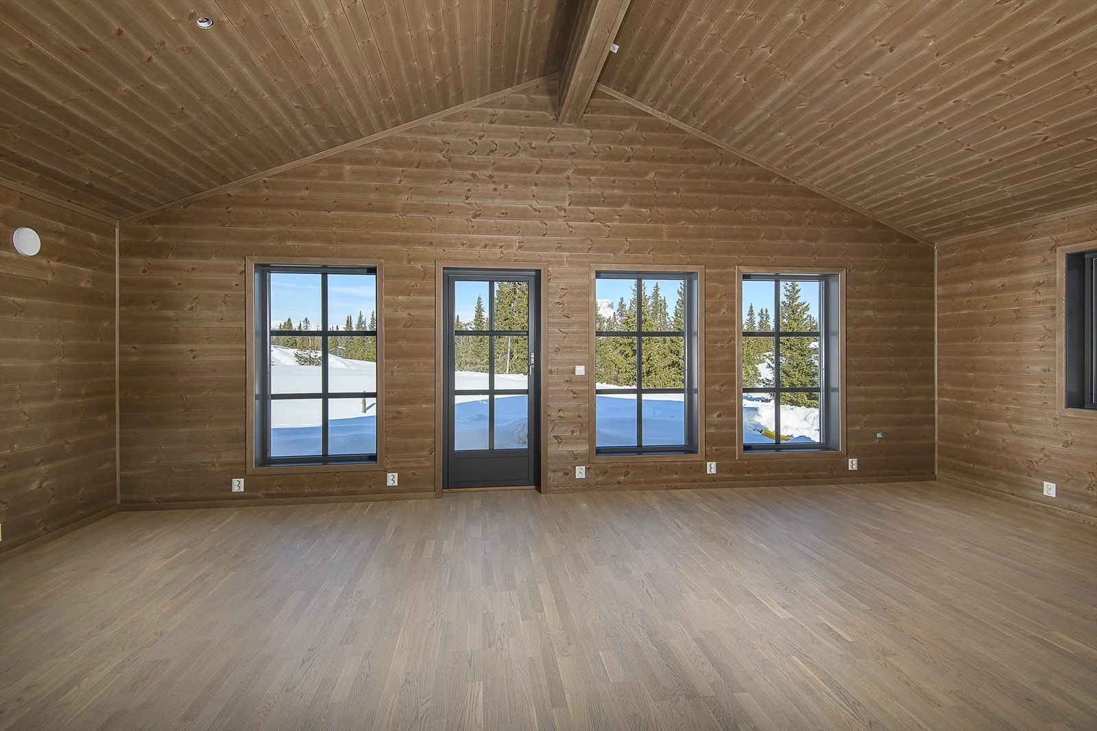 Flere og større vindusflater slipper inn godt med naturlig lysinnfall til rommet Galleribilde