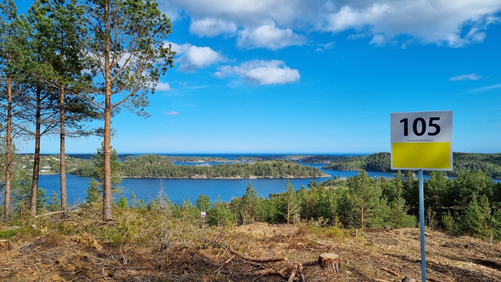 Tomtene på Sørlandsleia er inndelt i priskategorier representert ved hver sin farge. For å se hva hyttene koster på hver fargekategori, se prospekt eller hjemmeside. Galleribilde