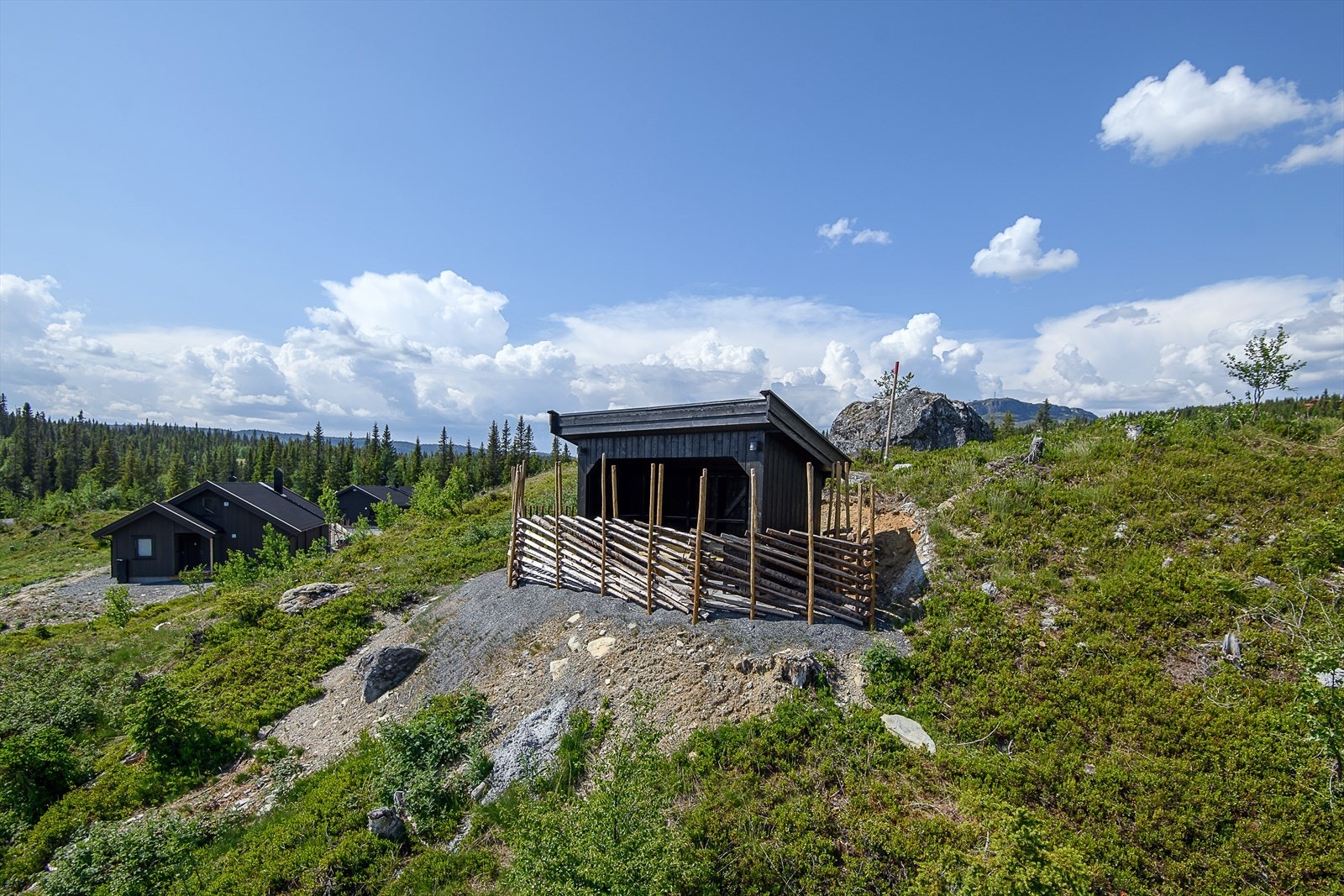 På eiendommen er det oppført en gapahuk/grillhytte - trivelig på lange sommerkvelder eller afterski på vinteren. Galleribilde