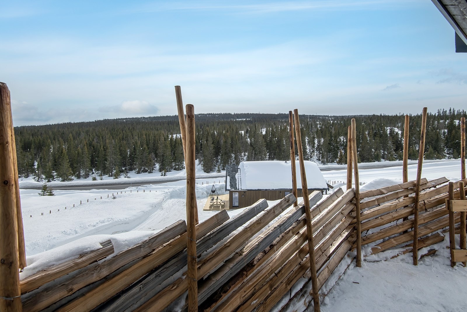 Eiendommen er fint inngjerdet med skigard. Galleribilde