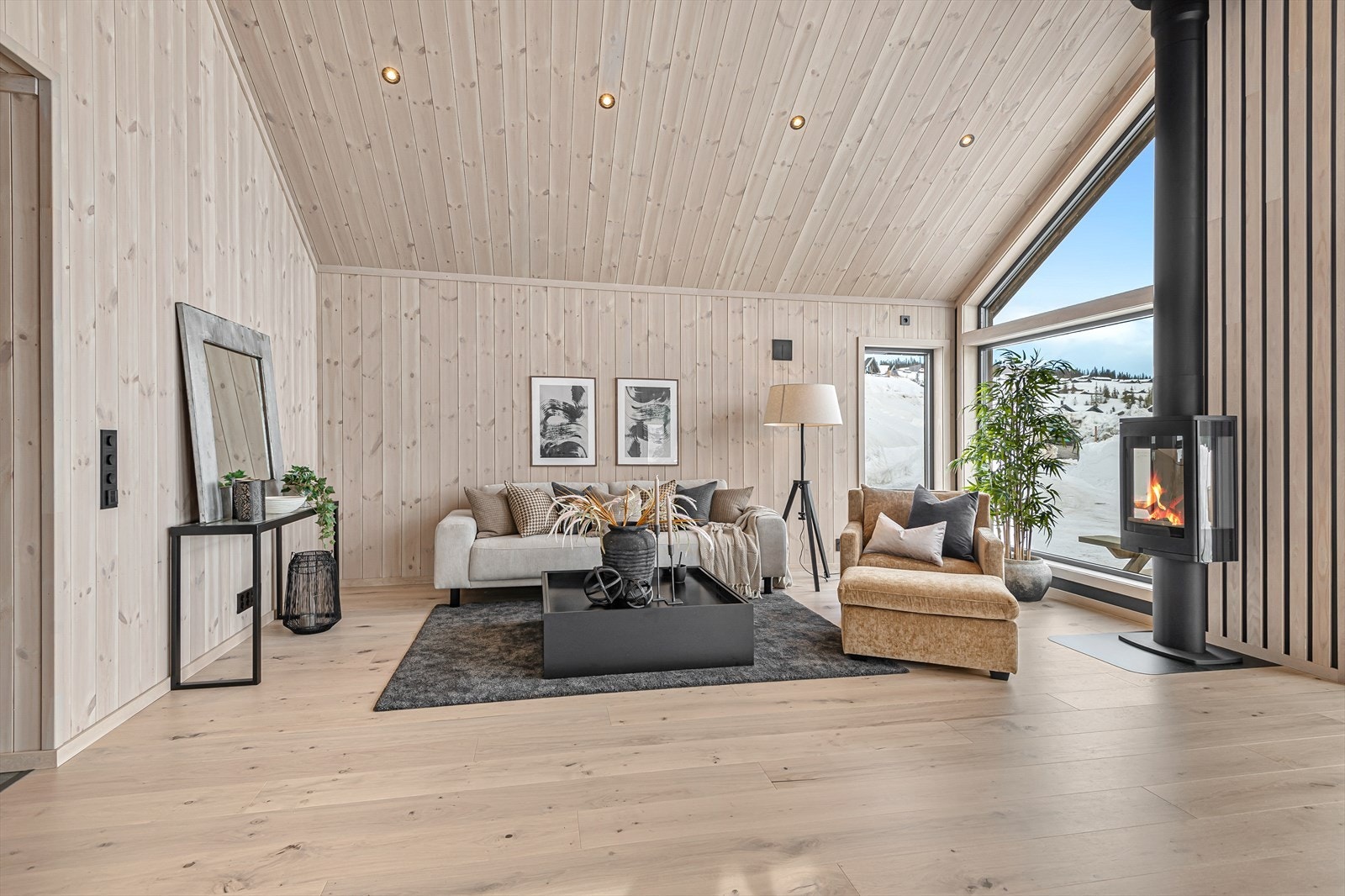 Stuen er av fin størrelse kan enkelt møbleres etter eget ønske. Galleribilde