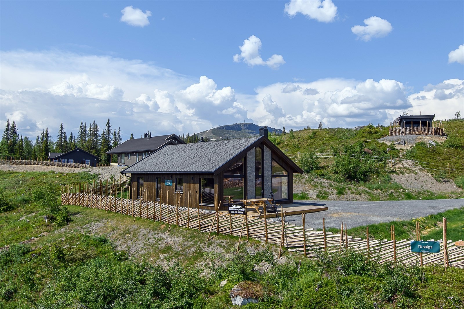Eiendommen ligger fint til i et rolig og fredelig hytteområde med nærhet til stort løypenett og alpinbakke. Galleribilde