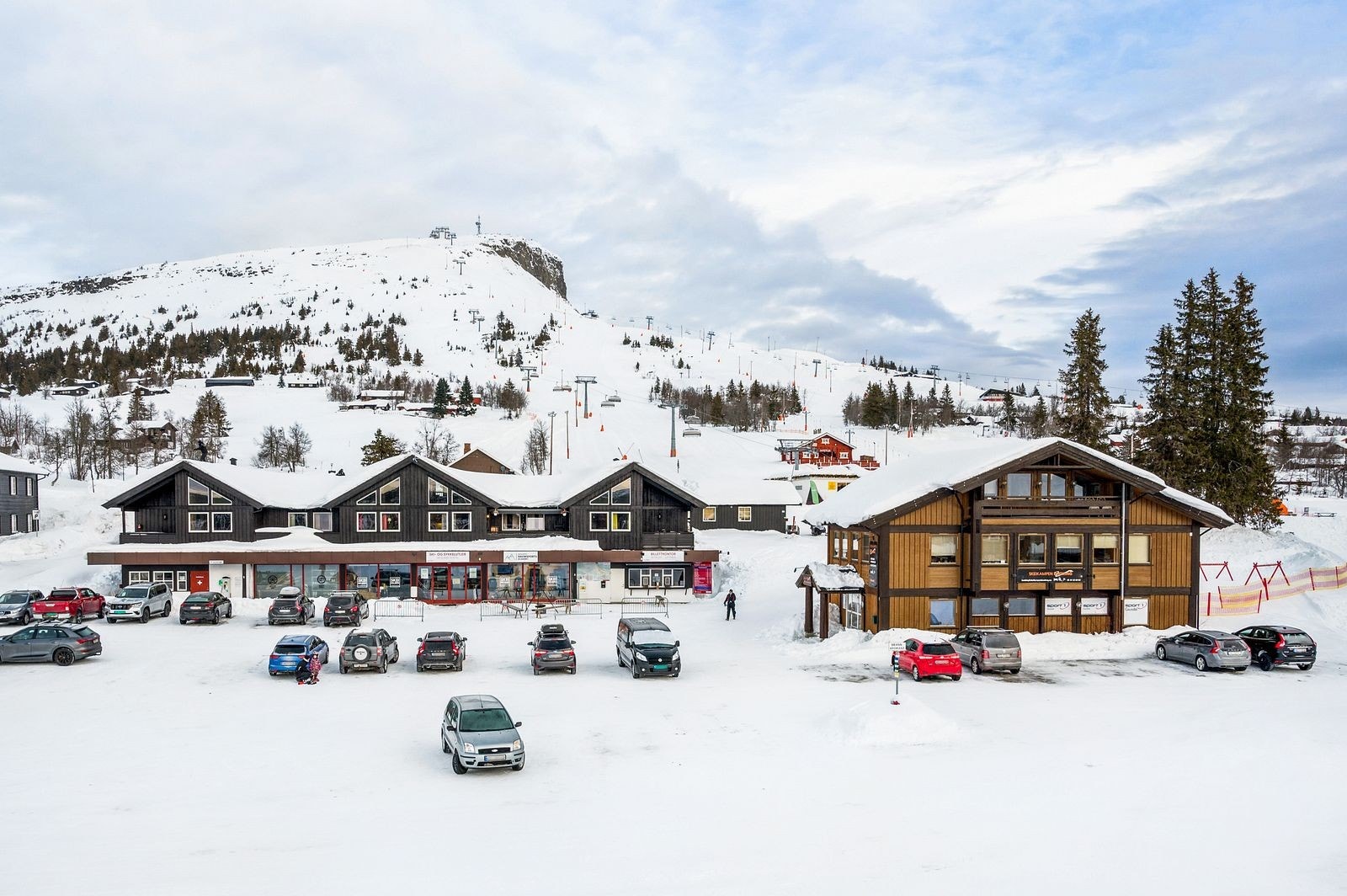Skitorget ved alpinanlegget med sykkel- og skiutleie, sportsbutikk og café. Galleribilde