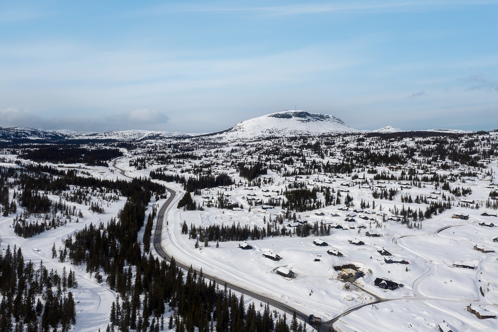 Nærmeste busstopp ligger ca. 500 meter fra eiendommen. Til Hunderfossen stasjon med togforbindelser er det ca. 33 minutter i bil. Galleribilde